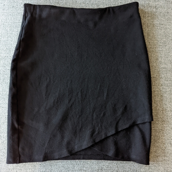 Aritzia Sunday Best Black Skirt - Picture 2 of 4